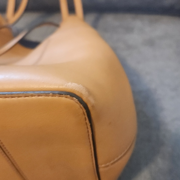 Tory Burch Block T Bucket Bag Tan Leather - Picture 4 of 11